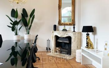 Chique kantoorruimte met marmeren schouw, grote spiegel en stijlvolle vergadertafel. Ideaal om kantoorruimte te huren in Amsterdam Oud Zuid, Emmalaan 7-9.