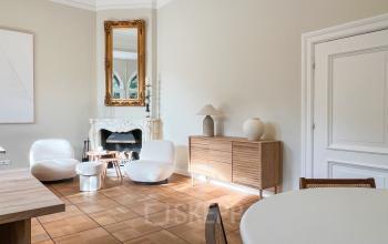 Stijlvolle kantoorruimte met moderne meubels en parketvloer in het kantoorpand aan de Emmalaan 7-9, Amsterdam Oud Zuid. De ruimte straalt elegantie uit en is ideaal voor kantoor ruimte huren.