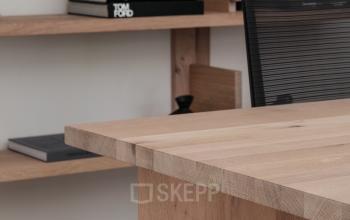 Houten kantoorinterieur aan de Emmalaan 7-9, Amsterdam Oud Zuid, met boekenplanken en een bureau. Ideaal voor kantoorruimte huren in het kantoorpand.