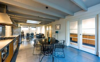 Kantoorruimte te huur aan de PC Hooftstraat 150 in Amsterdam Oud Zuid met een gemeubileerde keuken en zitgedeelte in een stijlvolle, lichte omgeving.