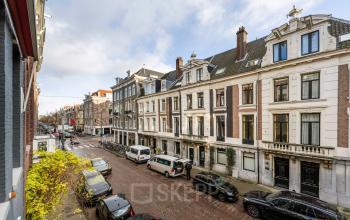 Elegant kantoorpand op PC Hooftstraat 150, Amsterdam Oud Zuid met historische gevels en geparkeerde auto's langs de straat. Ideaal om een kantoorruimte te huren in een charmante buurt.