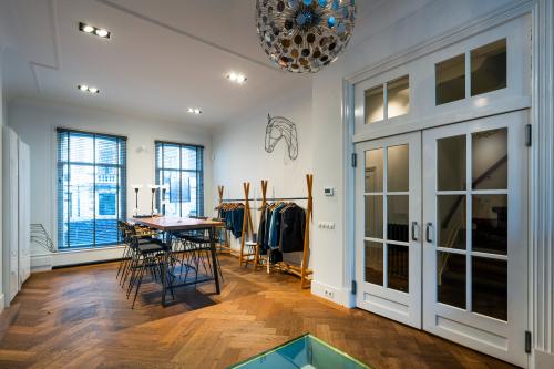 Interieur van een kantoor op PC Hooftstraat 150 in Amsterdam Oud Zuid, met een houten vloer, moderne verlichting en kantoormeubilair. Huur deze kantoorruimte in een stijlvol kantoorpand.