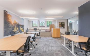 Kantoorruimte in Amsterdam Oud Zuid, Olympisch Stadion 24-28, met moderne werkplekken en grote ramen. Ideaal om te huren voor een inspirerende werkomgeving in een stijlvol kantoorpand.