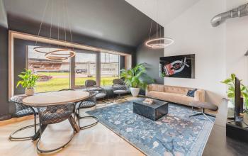 Moderne kantorruimte huren in Amsterdam Oud Zuid met comfortabele zitgelegenheid, grote ramen en stijlvolle inrichting, gelegen in het Olympisch Stadion 24-28.