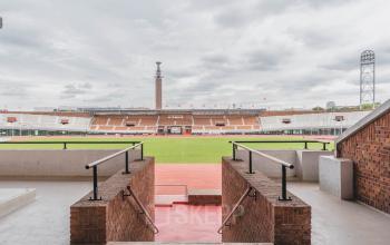 Uitzicht vanaf het Olympisch Stadion op een ruim, iconisch veld zonder mensen. Ideale locatie voor kantoorruimte huren in Amsterdam Oud Zuid.