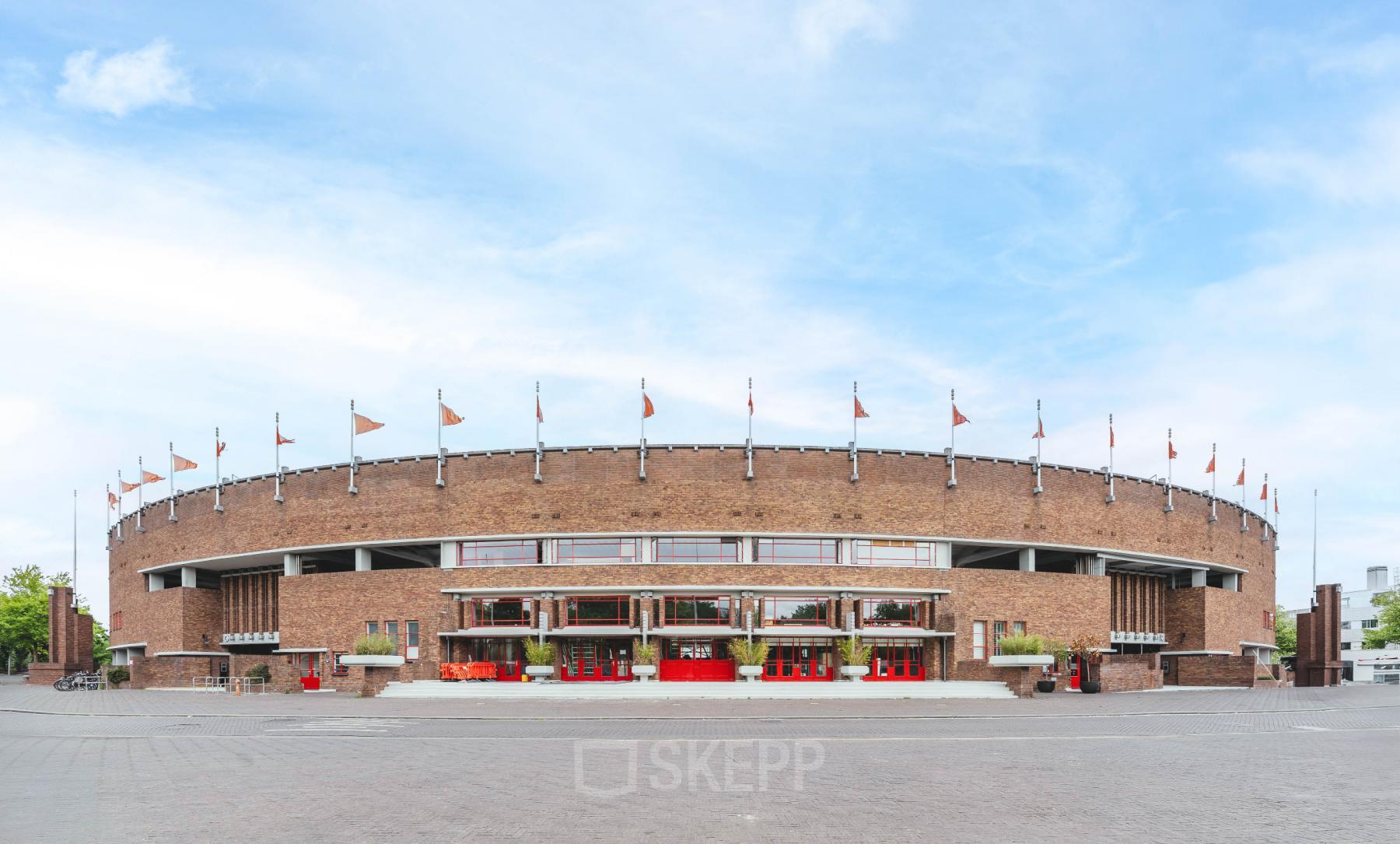 Het indrukwekkende exterieur van het kantoorpand aan het Olympisch Stadion 24-28 in Amsterdam Oud Zuid, ideaal voor kantoorruimte huren.
