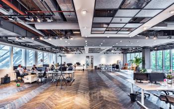 Ruime, open kantoorpand gelegen op Johan Huizingalaan 400 in Amsterdam Riekerpolder, met moderne werkplekken en veel natuurlijke lichtinval. Ideaal voor bedrijven die kantoorruimte willen huren in een inspirerende omgeving.