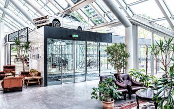 Stijlvolle kantoorruimte in Amsterdam Riekerpolder op Johan Huizingalaan 400, met industriële elementen en comfortabele zithoek.