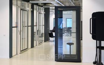 Kantoorruimte huren op John M Keynesplein 12-46 in Amsterdam Riekerpolder met moderne glazen wanden en stoelen in vergaderruimtes.