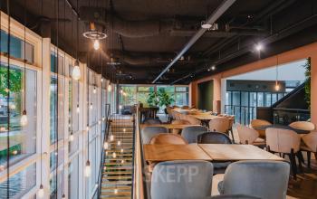 Moderne en sfeervolle kantoorruimte aan John M. Keynesplein 4-10 in Amsterdam Riekerpolder, met grote ramen en stijlvolle verlichting; ideaal voor kantoren te huur.