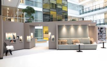 zithoekje met banken en kussens gele ramen