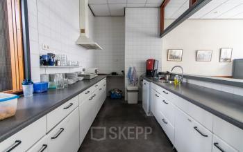 De pantry in het kantoorgebouw