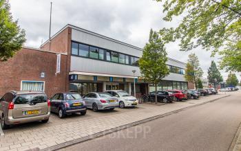 De parkeerplaats voor het kantoorgebouw