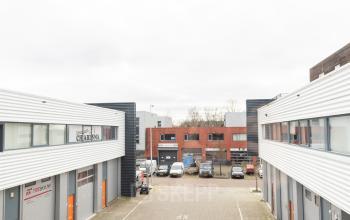 Bedrijfsverzamelgebouw op Poortland 66 in Amsterdam Sloterdijk, met meerdere kantoorpanden en ruime parkeerplaats. Dit pand biedt volop mogelijkheden voor bedrijven die kantoorruimte willen huren in een levendige omgeving.