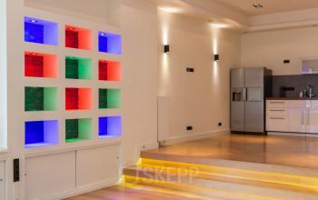 Wit kantoorpand in Amsterdam Sloterdijk met kleurrijke muurnissen en een keukenruimte, ideaal voor kantoorruimte huren met een moderne uitstraling.