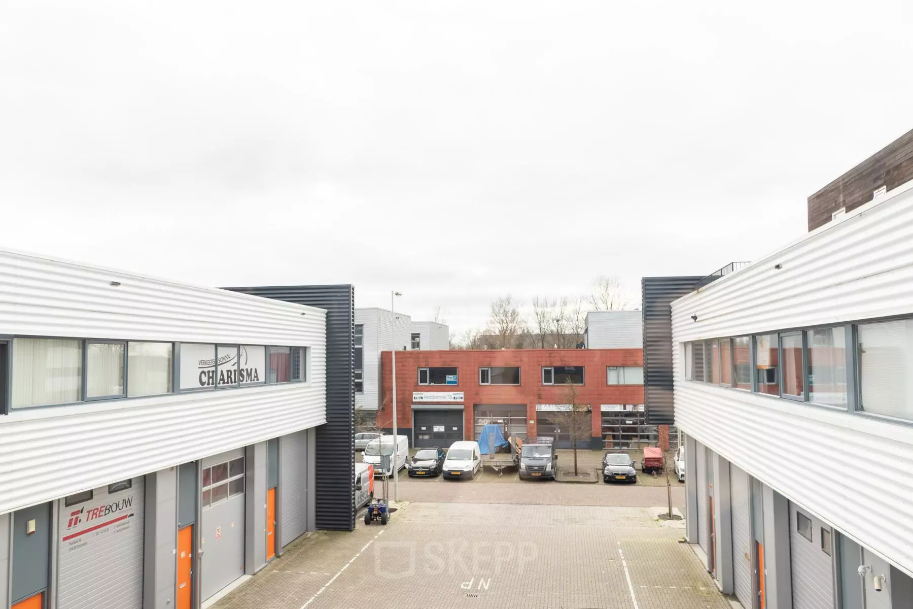 Bedrijfsverzamelgebouw op Poortland 66 in Amsterdam Sloterdijk, met meerdere kantoorpanden en ruime parkeerplaats. Dit pand biedt volop mogelijkheden voor bedrijven die kantoorruimte willen huren in een levendige omgeving.