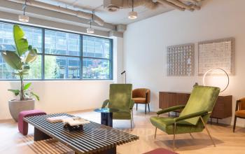 Kantoorruimte huren op Teleportboulevard 120 in Amsterdam Sloterdijk met moderne inrichting. Grote ramen bieden veel licht in deze open vloerplan setting met houten vloeren en stijlvolle meubels.