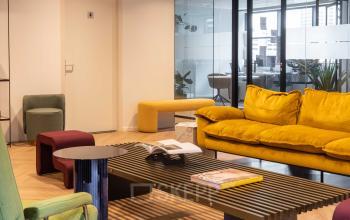 Kantoorruimte huren op Teleportboulevard 120 in Amsterdam Sloterdijk met kleurrijke meubels, moderne inrichting en veel natuurlijk licht.