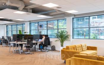 Moderne kantoorruimte huren op Teleportboulevard 120 in Amsterdam Sloterdijk met open werkplekken, grote ramen en comfortabele zitplekken.