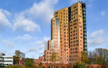 Moderne architectuur van het kantoorpand aan Kingsfordweg 151 in het zakendistrict Amsterdam Sloterdijk.