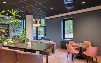 Moderne kantoorruimte op de Kingsfordweg 151 in Amsterdam Sloterdijk met stijlvolle werktafels, comfortabele stoelen en groen uitzicht.