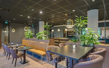 Moderne lounge in kantoorpand op Kingsfordweg 151, Amsterdam Sloterdijk met comfortabele zitgelegenheden en stijlvolle plantendecoratie.