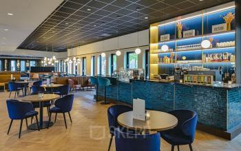 Moderne lounge in kantoorpand op Kingsfordweg 151, Amsterdam Sloterdijk met comfortabele zitplekken en sfeervolle verlichting.