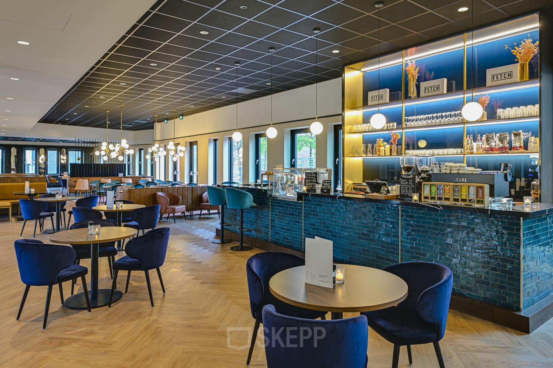 Moderne lounge in kantoorpand op Kingsfordweg 151, Amsterdam Sloterdijk met comfortabele zitplekken en sfeervolle verlichting.