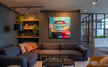 Comfortabele kantoorruimte huren in Amsterdam Sloterdijk met een moderne lounge, decoratieve kunst en verlichting. Perfect voor informele gesprekken en ontspanning.