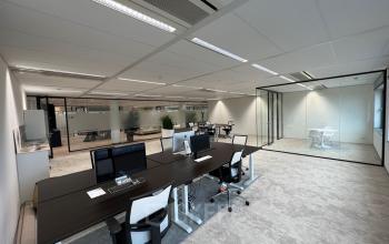 Moderne kantoorruimte huren op Kabelweg 57 in Amsterdam Sloterdijk, met flexibele werkplekken, glazen wanden en veel natuurlijk licht. De ruimte biedt een professionele omgeving voor zakelijke activiteiten.