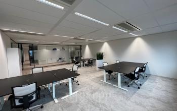 Ruime kantoorruimte in Amsterdam Sloterdijk met moderne bureaus en stoelen, glazen wanden voor natuurlijk licht. Perfect om te huren voor zowel individuen als teams. Ideaal voor productief werken.
