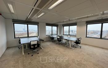 Kantoorruimte huren in Amsterdam Sloterdijk bij Kabelweg 57. Deze lichte kantoorruimte biedt uitzicht op de stad, voorzien van kantoormeubilair en grote ramen voor natuurlijk licht. Ideaal voor bedrijven die kantoorruimte willen huren.