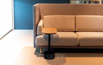 Lichte, moderne kantoorruimte huren met comfortabele zithoek op Kabelweg 37, Amsterdam Sloterdijk. Stijlvolle meubels en rustige sfeer, ideaal voor ontspanning of informeel overleg in het kantoorpand.