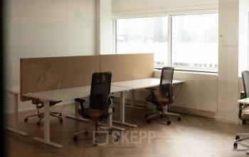 Kantoorruimte huren in Amsterdam Sloterdijk, Kabelweg 37: een lichte werkplek met moderne bureaus en ergonomische stoelen. Ideaal voor een productieve werkomgeving met veel natuurlijk licht.