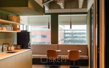 Kantoorpand aan de Kabelweg 37 in Amsterdam Sloterdijk met gemeubileerde pantry. Voorzien van zitgelegenheid en koffiehoek, ideale plek om te pauzeren tijdens het huren van kantoorruimte.