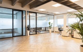 Kantoorruimte huren aan de Kabelweg 37 in Amsterdam Sloterdijk met moderne afwerking, glazen wanden en voldoende natuurlijk licht. Ideaal voor een professioneel ingerichte werkplek.