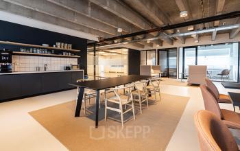 Stijlvol ingerichte kantoorruimte aan de Kabelweg 37 in Amsterdam Sloterdijk, met moderne inrichting en strakke afwerking, ideaal voor werkplekken en vergaderingen. Kantoorruimte huren in een inspirerende omgeving.