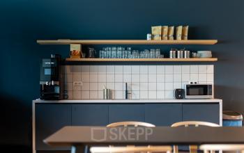 Moderne pantry in kantoorpand Kabelweg 37, Amsterdam Sloterdijk, met een koffiezetapparaat en strakke plankindeling. Geschikt voor werknemers tijdens pauzes of informele bijeenkomsten.