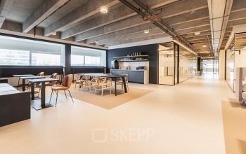 Moderne kantoorruimte huren bij Kabelweg 37, Amsterdam Sloterdijk, met open werkplekken, stijlvolle meubels en veel natuurlijk licht. Perfect voor productief werk in een inspirerende omgeving.