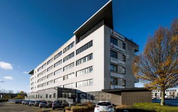 Het kantoorpand aan Radarweg 501 in Amsterdam Sloterdijk heeft een moderne uitstraling met meerdere etages. Het gebouw biedt diverse mogelijkheden voor kantoorruimte huren. De parkeerplaats is ruim en toegankelijk.