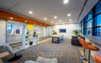 Moderne kantoorruimte te huren op Radarweg 501, Amsterdam Sloterdijk, met comfortabele zitplaatsen, bureau en decoratieve planten.