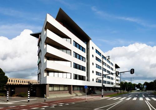 Modern kantoorpand aan de Radarweg 501 in Amsterdam Sloterdijk met opvallende architectuur, beschikbaar voor kantoorruimte huren.