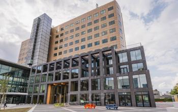 Exterieur van kantoorpand Basisweg 32 in Amsterdam Sloterdijk, modern ontwerp met grote ramen en diverse verdiepingen. Ideale locatie voor het huren van kantoorruimte met goede toegankelijkheid.