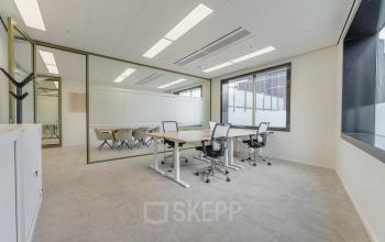 Zakelijke kantoorruimte huren aan de Basisweg 32, Amsterdam Sloterdijk, met moderne uitstraling en glazen wanden, geschikt voor vergaderingen en teamwerk.
