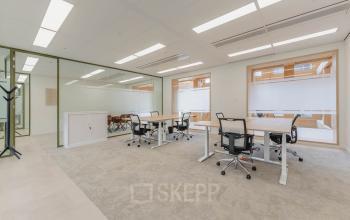 Lichte en ruime kantoorruimte huren met moderne werkplekken en grote ramen op Basisweg 32, Amsterdam Sloterdijk.