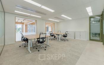 Moderne kantoorruimte huren aan de Basisweg 32 in Amsterdam Sloterdijk met voldoende werkplekken, grote ramen en lichte inrichting.