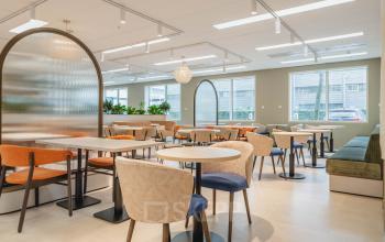 Modern ingerichte kantoorruimte huren op Basisweg 32 in Amsterdam Sloterdijk met stijlvolle zitplaatsen, heldere verlichting en grote ramen voor veel natuurlijk licht.