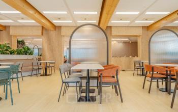 Kantoorruimte huren met moderne houten afwerking op Basisweg 32, Amsterdam Sloterdijk. De ruimte heeft diverse zitplekken en een lichte, open indeling. Ideaal voor diverse werkactiviteiten in een frisse omgeving.