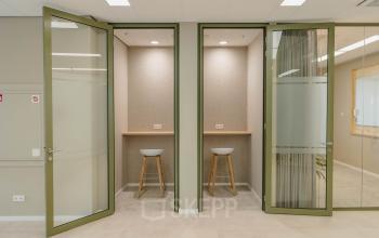 Interieur van het kantoorpand op Basisweg 32 in Amsterdam Sloterdijk met moderne, open werkplekken en strakke inrichting. Ideaal voor professionele kantoorruimte huren.