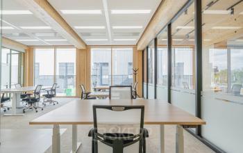 Moderne kantoorruimte te huur op Basisweg 32, Amsterdam Sloterdijk, met ruime werkplekken, grote ramen voor natuurlijk licht en hedendaags interieur. Een ideale omgeving voor zakelijke activiteiten.